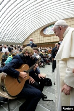Pope Francis looks at a guitarist at the weekly general audience at the Vatican, October 20, 2021. (Imagine supplied to Reuters)