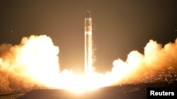북한이 지난해 11월 공개한 신형 대륙간탄도미사일 '화성-15형' 발사 장면.