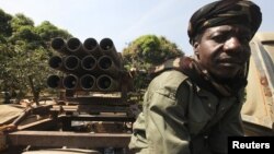 Một binh sĩ của nước Chad thuộc Lực lượng Đa quốc có mặt ở thị trấn Damara cách thủ đô Bangui của Cộng Hòa Trung Phi khoảng 75 km về hướng bắc