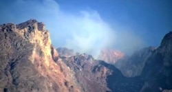 Kondisi puncak Merapi pada Jumat pagi, 13 November 2020, diamati melalui kamera BPPTKG. (Foto: VOA)