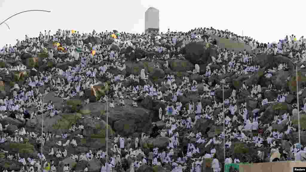 Muslim pilgrims pray on Mount Mercy on the plains of Arafat during the annual haj pilgrimage, outside the holy city of Mecca October 3, 2014. REUTERS/Muhammad Hamed (SAUDI ARABIA - Tags: RELIGION) - RTR48S61