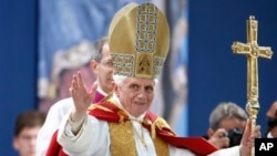 Ðức Giáo Hoàng Benedict XVI năm nay 85 tuổi nói vì tuổi tác cao, ngài không còn thích hợp với các yêu cầu của chức vụ.