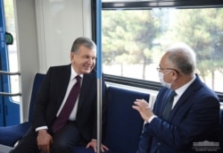 Prezident Mirziyoyev Oliy Majlis Qonunchilik palatasida inson huquqlari, adliya va fuqaro jamiyati bo'yicha qo'mita raisi Akmal Saidov bilan Toshkent metrosida, 29-auvgust