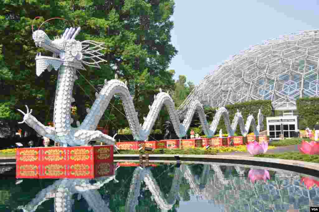 A porcelain dragon by day. At right is the Missouri Botanical Garden's Climatron, a geodesic dome-covered, 2,200-square meter conservatory. (V. LaCapra/VOA)