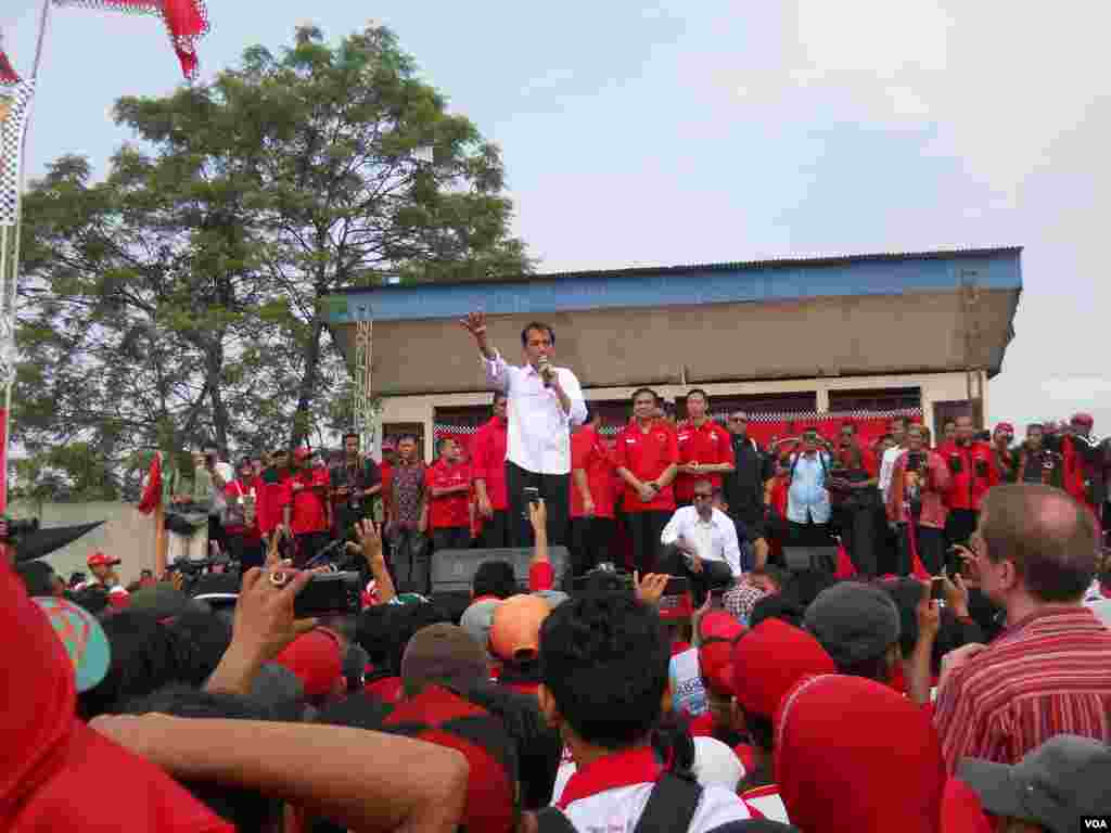 Calon presiden dari Partai Demokrasi Indonesia Perjuangan, Gubernur Jakarta Joko Widodo alias Jokowi, berbicara pada para pendukung dalam kampanye terbuka Minggu (16/3) di Lapangan Gelanggang Olah Raga Cendrawasih, Cengkareng, Jakarta Barat. (VOA/Andylala Waluyo)