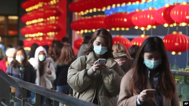 Ljudi sa maskama u tržnom centru u Taipeiju, na Tajvanu.