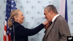 Menteri Luar Negeri Republik Ceko, Karel Schwarzenberg (kanan) menyambut Menteri Luar Negeri AS, Hillary Clinton (kiri) di Praha (3/12). 