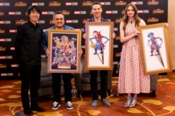 Ilustrator Is Yuniarto memberikan cinderamata wayang yang ia desain kepada sutradara dan aktor film "Avengers: Infinity Wars" di Singapura, tahun 2018 (dok: Is Yuniarto)