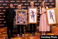 Ilustrator Is Yuniarto memberikan cinderamata wayang yang ia desain kepada sutradara dan aktor film "Avengers: Infinity Wars" di Singapura, tahun 2018 (dok: Is Yuniarto)