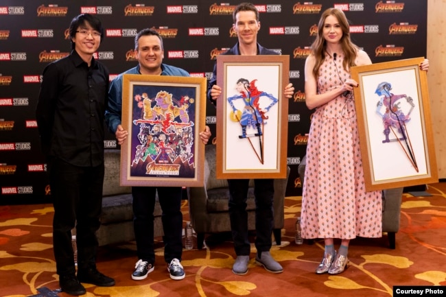 Ilustrator Is Yuniarto memberikan cinderamata wayang yang ia desain kepada sutradara dan aktor film "Avengers: Infinity Wars" di Singapura, tahun 2018 (dok: Is Yuniarto)