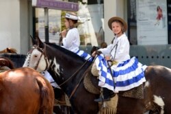 Una niña monta un caballo mientras los partidarios del presidente electo de Uruguay, Luis Lacalle Pou, esperan que él llegue para su ceremonia de juramento, en Montevideo, Uruguay, el 1 de marzo de 2020.