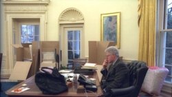 Predsednik Bil Klinton u Ovalnoj kancelariji dan pre isteka drugog mandata, 19. januara 2001.