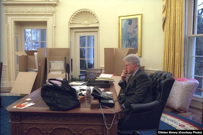 Bill Clinton görevden ayrılmadan kısa süre önce Oval Ofis'te