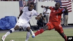 United States' Juan Agudelo (L) eludes Panama's Felipe Baloy (R) during the first half of a CONCACAF Gold Cup soccer match on June 11, 2011, in Tampa, Fla