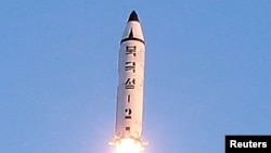 북한이 지난 12일 시험발사한 신형 중장거리 전략탄도미사일(IRBM)인 '북극성 2형'. 관영 조선중앙통신이 공개한 사진이다.
