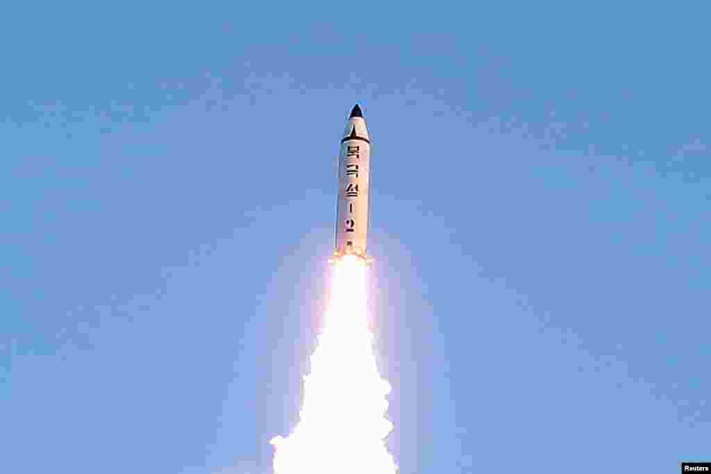 북한이 12일 시험발사한 신형 중장거리 전략탄도미사일 &#39;북극성 2형&#39; 미사일이 하얀 연기를 뿜으며 하늘로 솟구치고 있다.