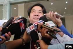 FILE - Cambodia's National Assembly spokesman Leng Peng Long​ talks to reporters after an Assembly session on April 12, 2016. (Neou Vannarin/VOA Khmer)