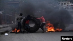 Manifestantes prendieron fuego a neumáticos durante una protesta contra el asesinato del presidente haitiano Jovenel Moise en Cabo Haitiano, Haití, el 22 de julio de 2021.