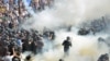 우크라이나 개헌안 반대 시위…경찰 1명 사망