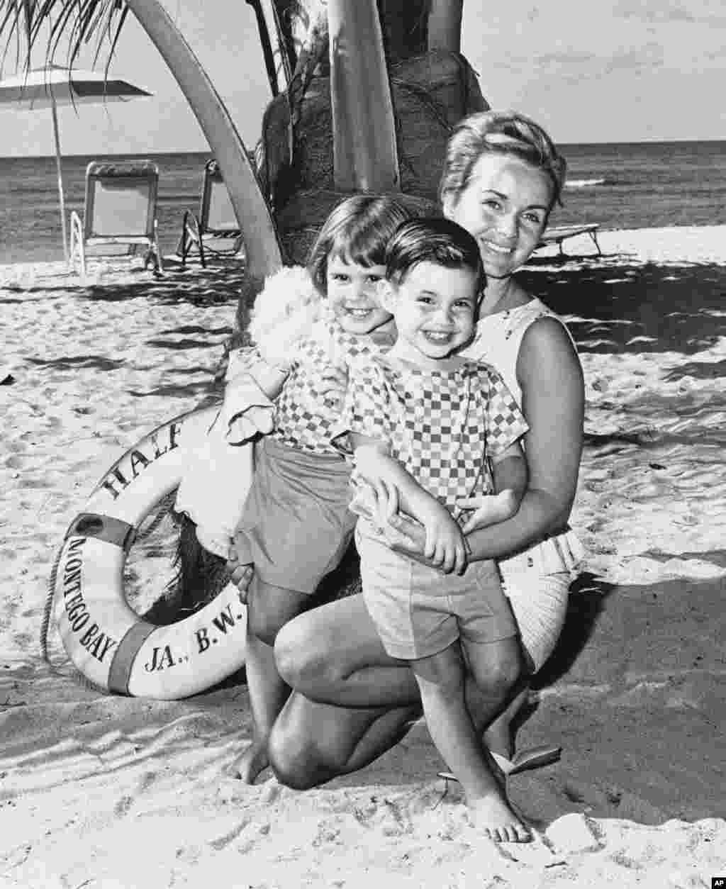 Debbie Reynolds çocukları Carrie ve Todd ile.