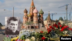 Bức chân dung chính trị gia đối lập Boris Nemtsov và hoa được đặt tại nơi ông bị sát hại, trên 1 cây cầu gần Điện Kremlin, 6/3/2015.