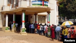 Electorate queue to cast their ballots at a polling station set up at the Hotel De Ville during the presidential election in Bangui, the capital of Central African Republic, Dec. 30, 2015.