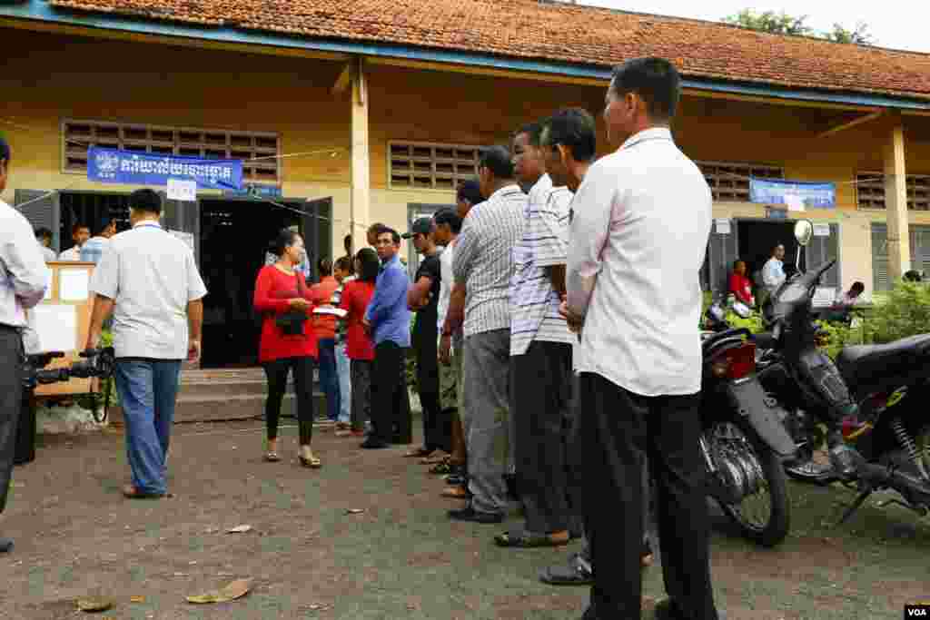 Heng Samrin, president of Cambodia's National Assembly, casts his vote at the polling station number 0370 at Outdor primary school in Kampong Cham town, July 28, 2013. (Heng Reaksmey/VOA Khmer)