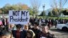 抗议川普当选者在白宫外面示威，有人举着标语&ldquo;不是我的总统&rdquo;（2016年11月10日）