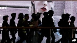 Polisi anti huru-hara Hong Kong bersiap membubarkan aksi demo di sebuah pusat pertokoan di kawasan Tsim Sha Tsui, Hong Kong, 26 Desember 2019. (Foto: dok).