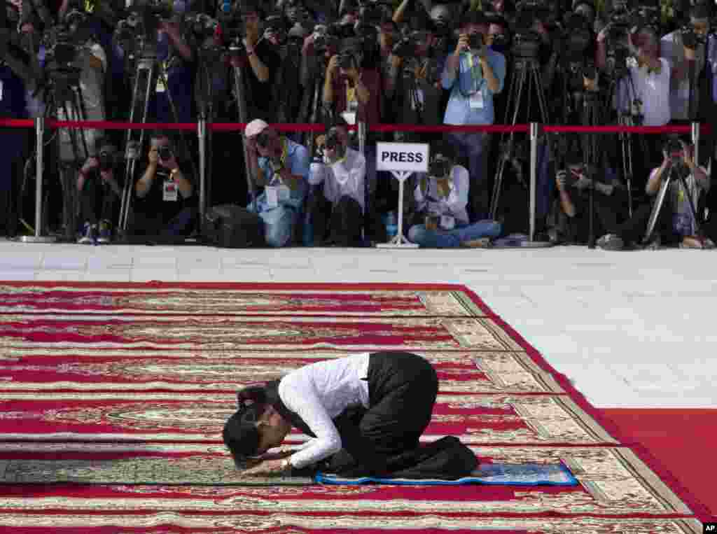 آنگ سان سوچی رهبر میانمار در روزی به نام «روز شهدا» در مقابل مقبره پدرش ادای احترام می کند. میانمار هفتاد دومین سالگرد استقلال خود را جشن می گیرد. پدر خانم سوچی، ژنرال «آنگ سان» بنیانگذار ارتش نوین میانمار و از مذاکره کنندگان استقلال میانمار از انگلستان در سال ۱۹۴۷ بود. او در همان سال به دست رقیب خود کشته شد.