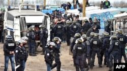 Fransa’da ise Calais kentinde polisin boşaltmaya başladığı göçmen kampı 