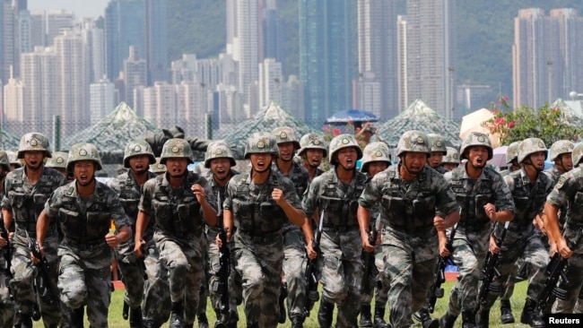 中国驻港军队2019年6月30日在香港昂船洲海军基地举行军事表演。