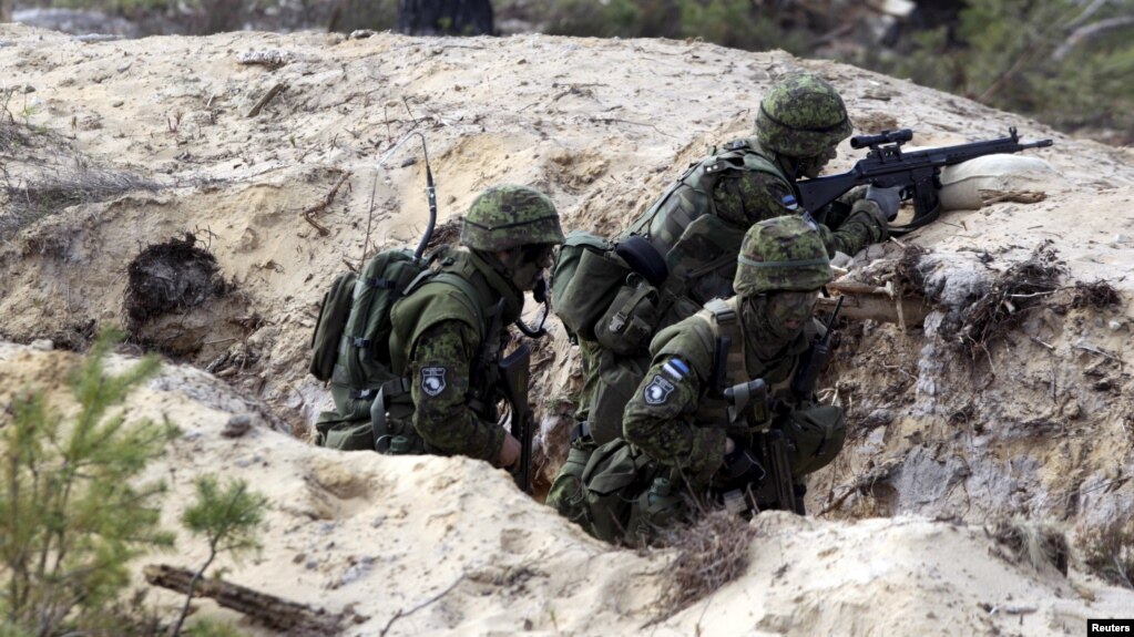 Эстонские военнослужащие принимают участие в учениях НАТО.