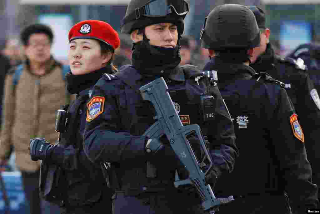 2018年2月1日，春节即将到来，春运开始，特警队成员在北京火车站持枪守卫。
