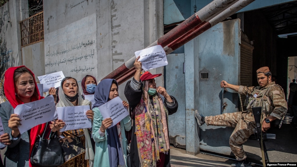 资料照片：一些阿富汗妇女在喀布尔举行要求妇女权利的示威。（2021年9月19号）(photo:VOA)
