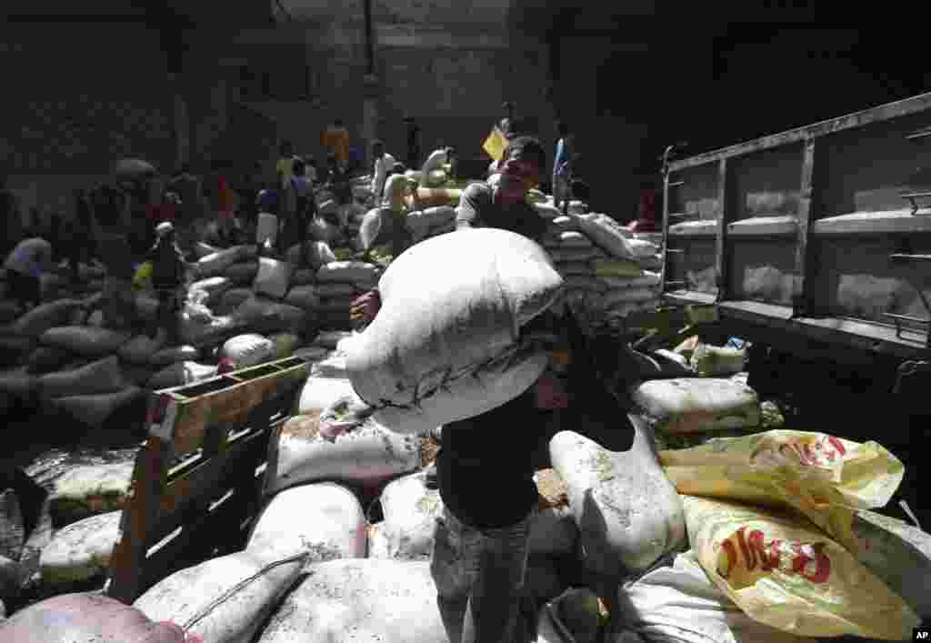 Sobreviventes invadem armazém na província do Leyte para obter alimentos após o tufão.
