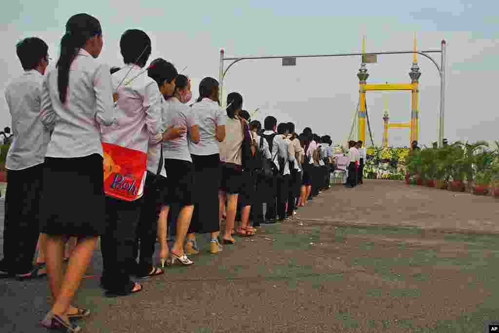 ប្រជាជាតិខ្មែរកាន់ទុក្ខអ្នកស្លាប់នៅកោះពេជ្រ