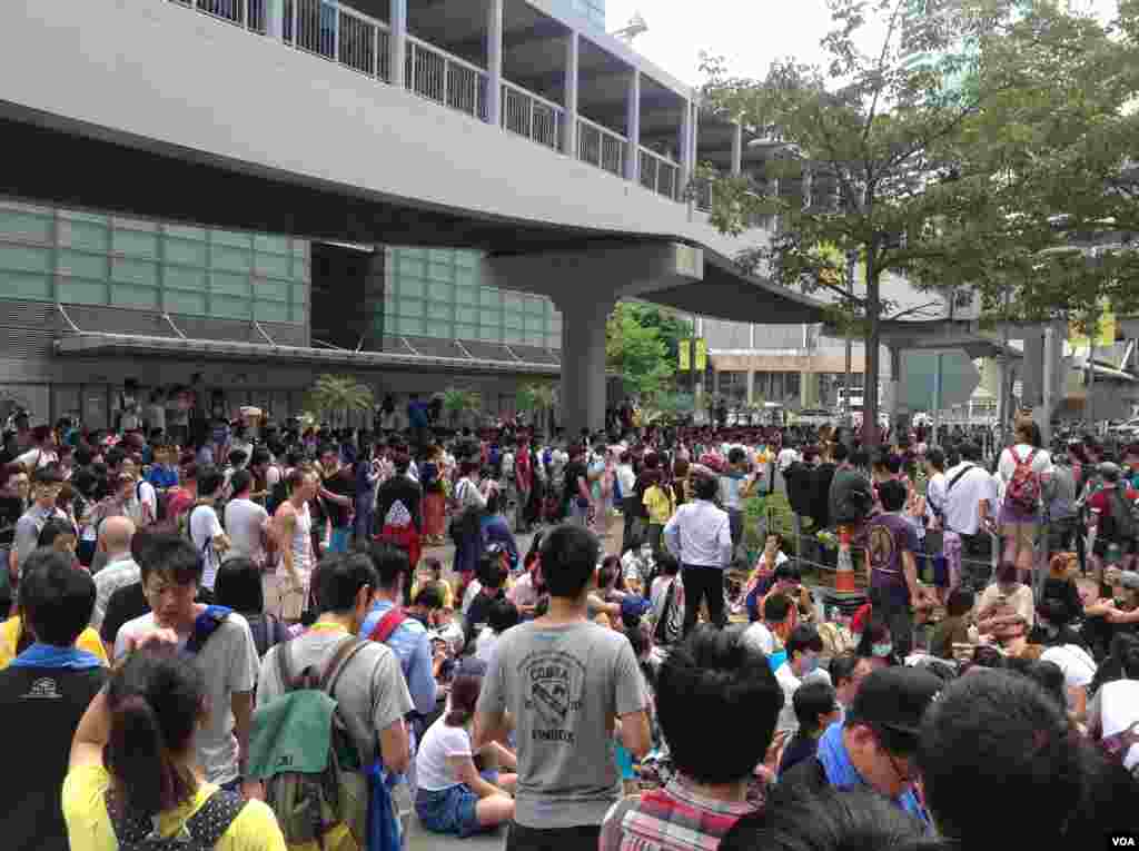 数千香港市民云集政府总部声援被困公民广场学生（美国之音图片／海彦拍摄）