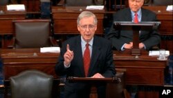 El líder de la mayoría en el Senado, Mitch McConnell, republicano por Kentucky, habla sobre el nominado a la Corte Suprema de EE.UU. juez Brett Kavanaugh, en el pleno de la Cámara. Septiembre 24 de 2018. (Imagen tomada del Canal de Televisión del Senado, via AP).