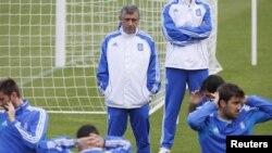 Pelatih Fernando Santos melihat timnya berlatih untuk salah satu pertandingan piala Eropa. (Reuters/Jerzy Dudek)