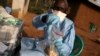 L'écologiste James Koninga fait des recherchse sur la fièvre de Lassa dans le village de Jormu, dans le sud-est de la Sierra Leone, le 8 février 2011. (REUTERS/Simon Akam)