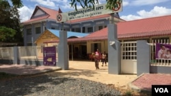 Roka Health Center in Battambang province's Sangke district is a center for distributing medicines used to reduce HIV virus. (Hul Reaksmey/VOA Khmer) 