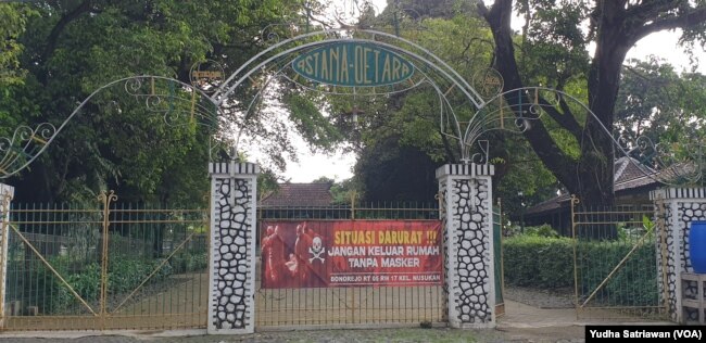 Kondisi kompleks makam Mangkunegara VI sepi di masa pandemi, Selasa (30/11). (Foto : VOA/ Yudha Satriawan)