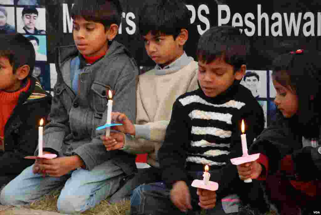 پشاور اسکول پر حملے میں ہلاک ہونے والے بچوں کی یاد میں اسلام آباد میں بھی شمعیں روشن کی گئیں۔