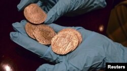 Monedas de oro de un tesoro valorado en $500 millones, encontrado en los restos del naufragio del barco español Nuesta Señora de las Mercedes, que la Corte Suprema de Justicia decidió pertenece a España.