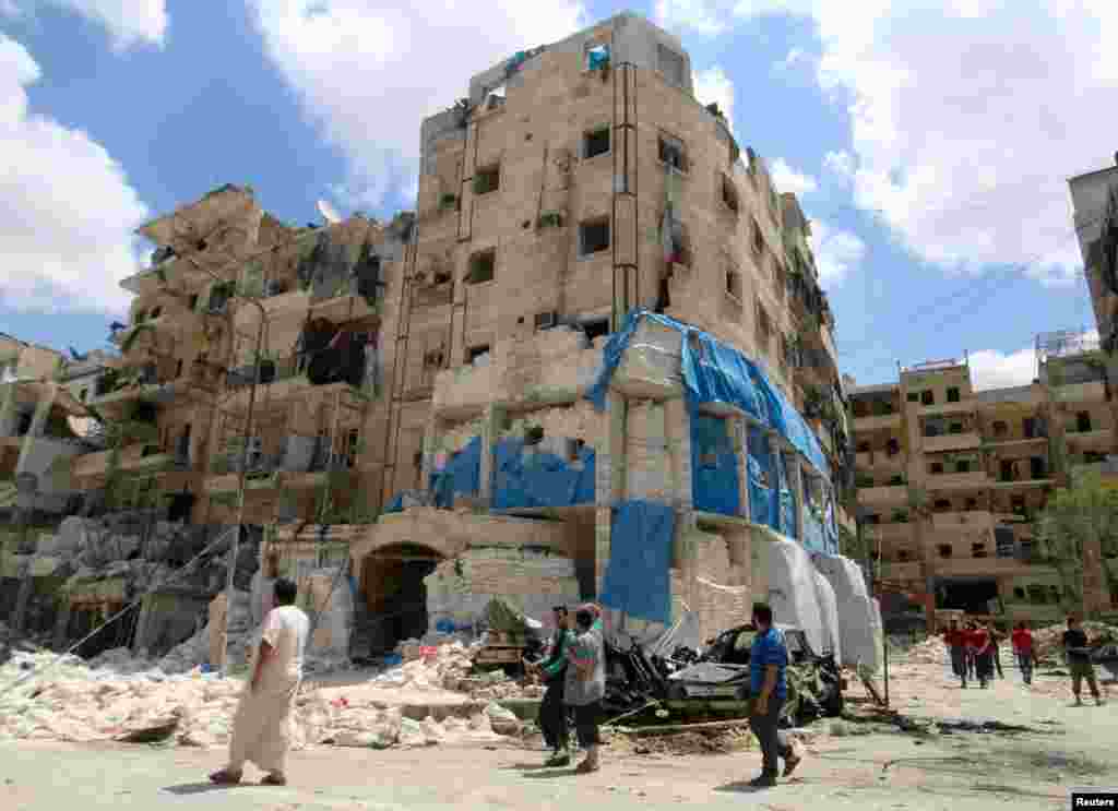 Warga memeriksa kerusakan di rumah sakit al-Quds setelah dihantam serangan udara di daerah Aleppo yang dikuasai pemberontak di Suriah (28/4). (Reuters/Abdalrhman Ismail)