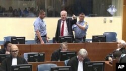 Kepala militer Serbia Bosnia Ratko Mladic saat melampiaskan emosi kemarahannya di Pengadilan Kejahatan Perang Yugoslavia di Den Haag, Belanda, 22 November 2017. (ICTY via AP)