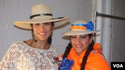 La cantante de música peruana Dayán Aldana, izquierda junto a una bailarina de folclore.