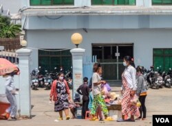 រោងចក្រ​មួយ​នៅ​លើ​ផ្លូវជាតិ​លេខ៦ អនុញ្ញាត​ឲ្យកម្មការនី​រោងចក្រ​ដែល​មាន​ផ្ទៃ​ពោះ​ ត្រូវ​បាន​ឲ្យអទិភាព​ចេញ​ពី​ធ្វើការ​មុន រួច​ទើប​កម្មករ​ទូទៅ​អាច​ចេញ​បាន​តាមក្រោយ នៅ​ថ្ងៃទី០៣ ខែមេសា ឆ្នាំ​២០២០។ (ហ៊ាន​ សុជាតា​/VOA)