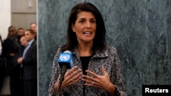 Duta Besar Amerika Serikat untuk PBB, Nikki Haley, memberikan pernyataan saat tiba di Markas Besar PBB di kota New York (27/1). (Reuters/Mike Segar)